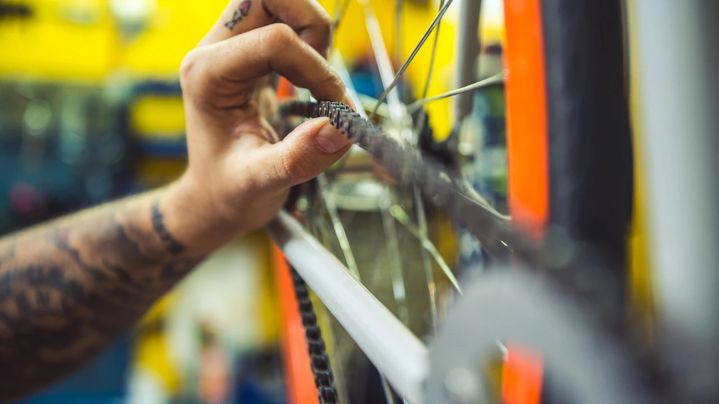 Come pulire la catena della bici: guida completa